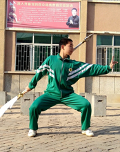 教练在指导少林武校学员练武